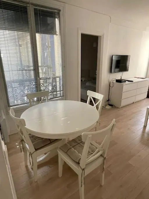 8th, Bright, Very Good Location Appartement *