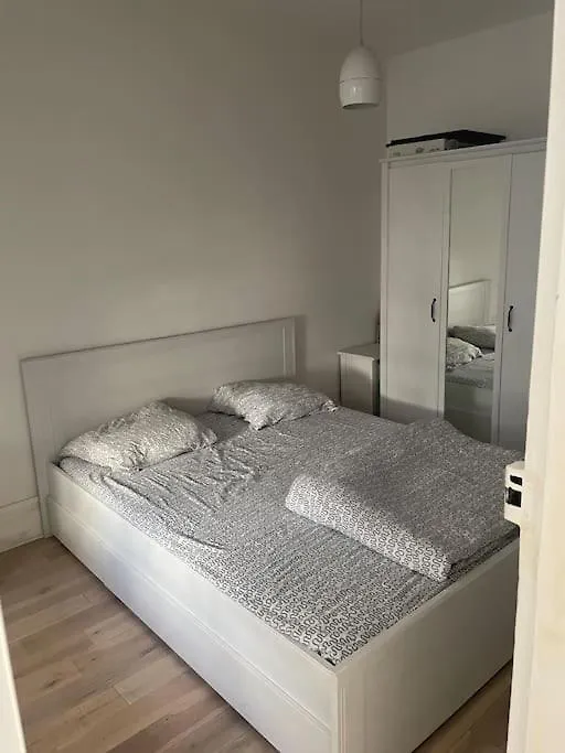 8th, Bright, Very Good Location Paris
