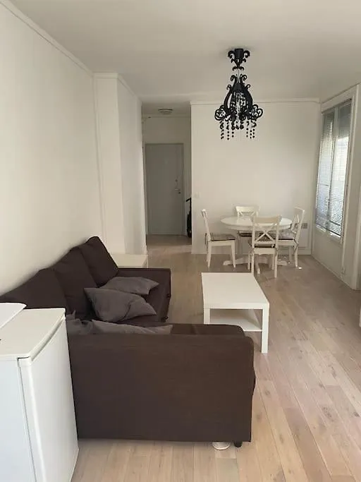 8th, Bright, Very Good Location Appartamento